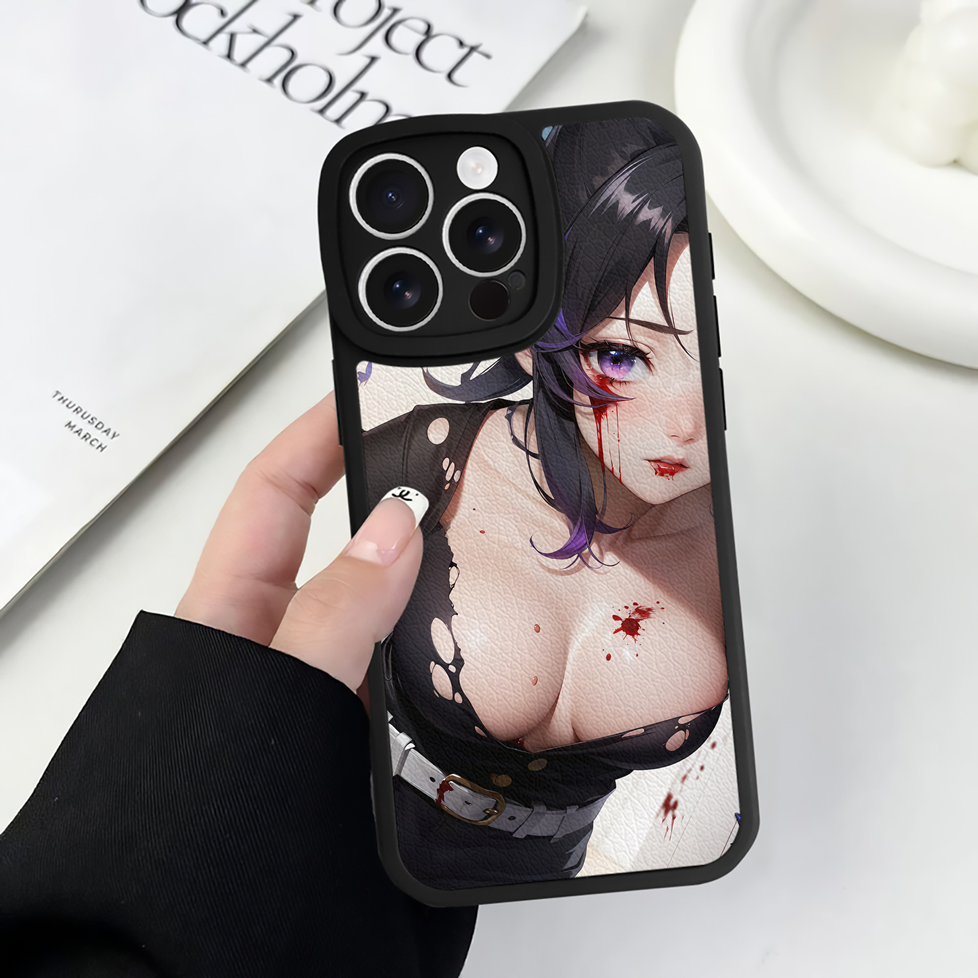 （画像用） 鬼滅の刃（きめつのやいば）蟲柱-胡蝶 しのぶ／こちょう しのぶ Kochou Shinobu 【iPhone 16シリーズ対応】シリコンスマホケース（レザー調） 材質：シリコン